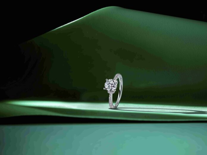 Round Cut Diamond Engagement Ring – With Clarity
